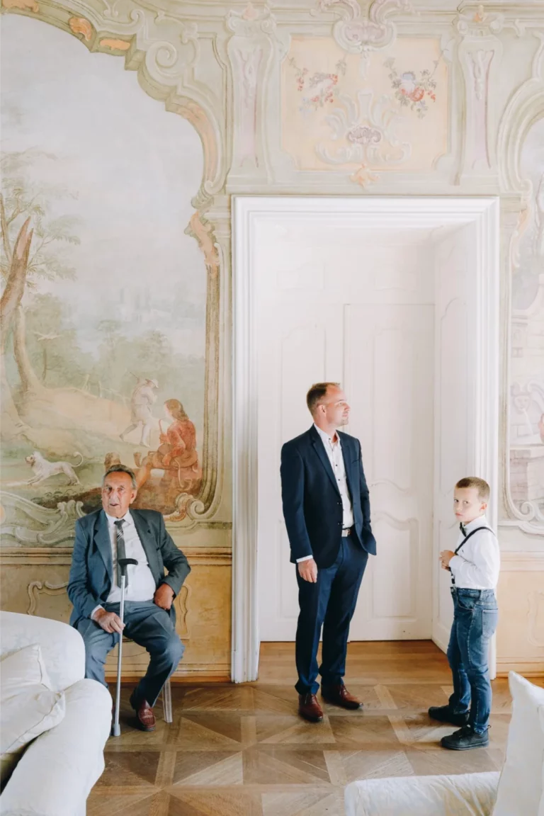 Tri generácie muž, starší muž a chlapec očakávajú nevestu pred svadobným obradom.